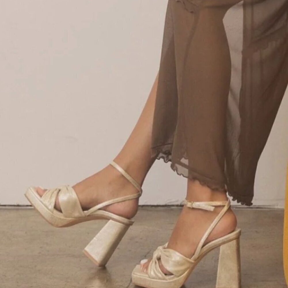 NWT Altar'd State Zoey Gold Strappy Chunky Block Heels Sz 10